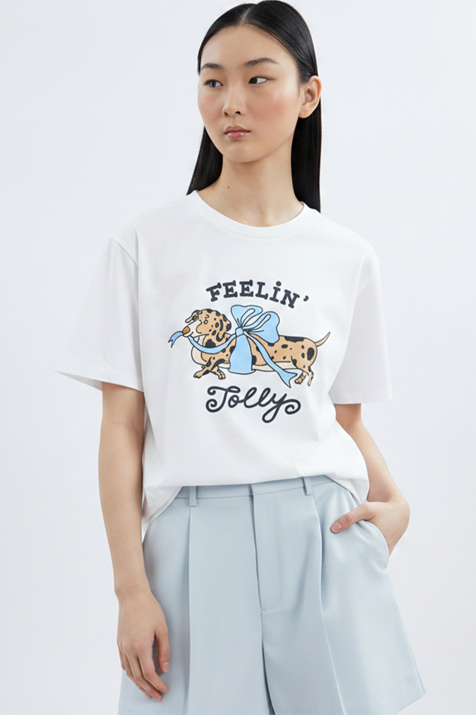 AIIZ เสื้อยืดคอกลมผู้หญิง พิมพ์ลายกราฟิก