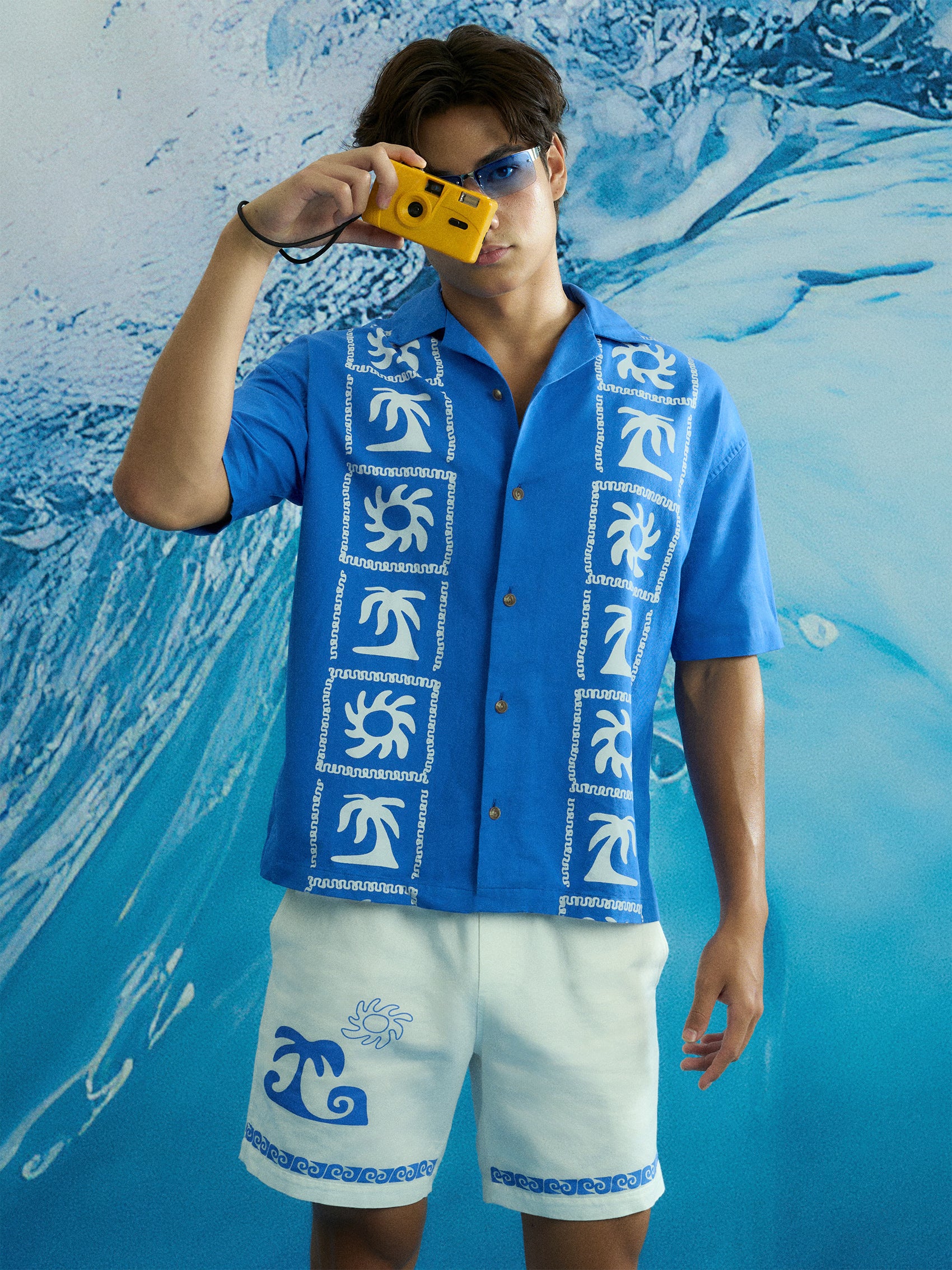 AIIZ Men's Printed Camp Collar Shirt (Blue / S)