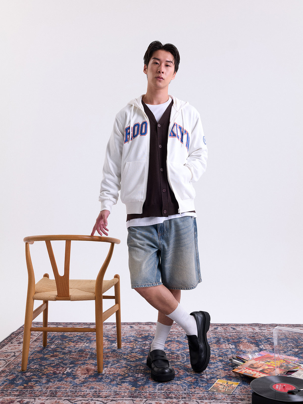 AIIZ Men’s Varsity Graphic Zipper Hoodie (Cream / S)