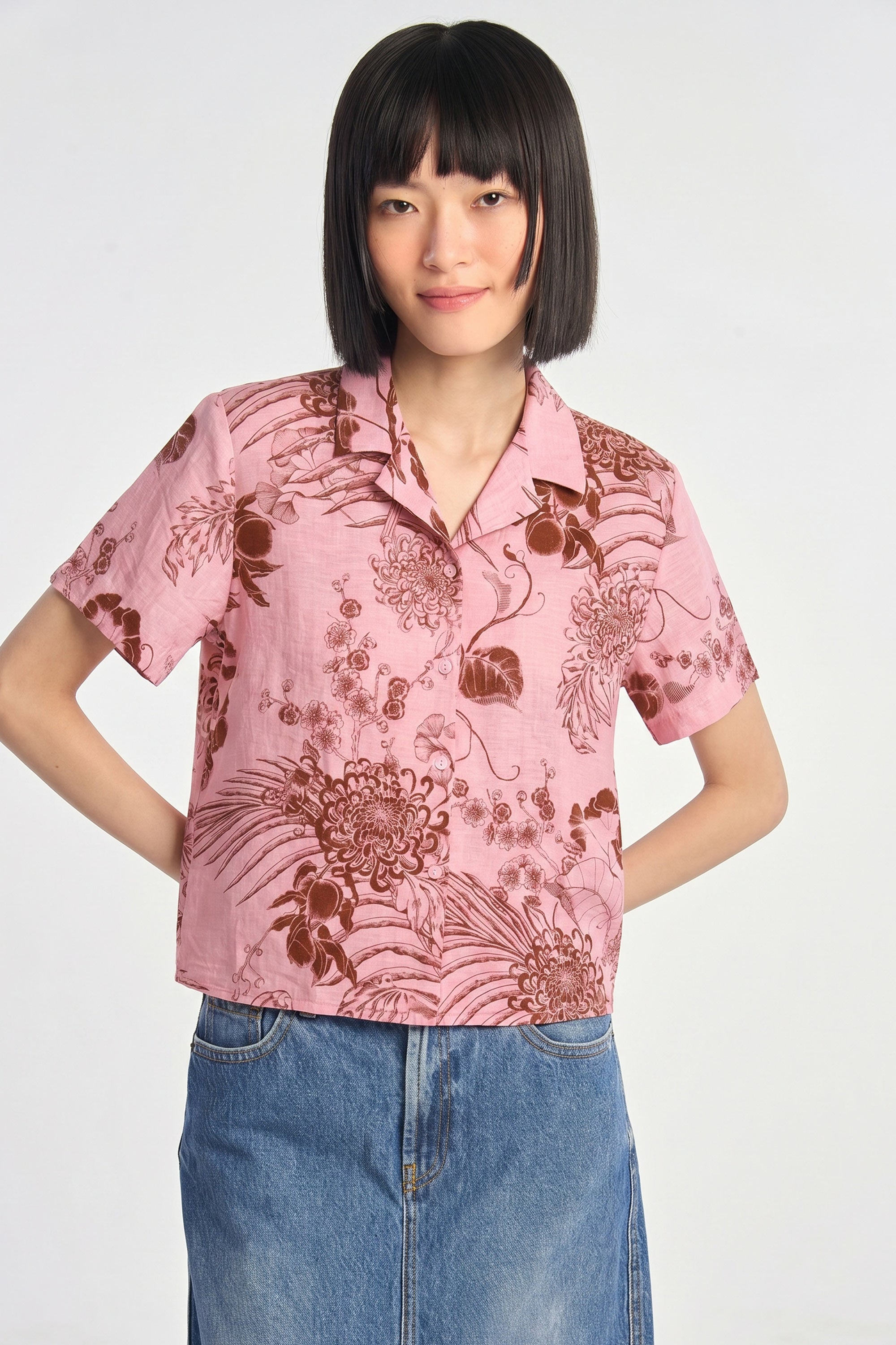 AIIZ Women's Wild West Gardens Printed Short Sleeve Shirt